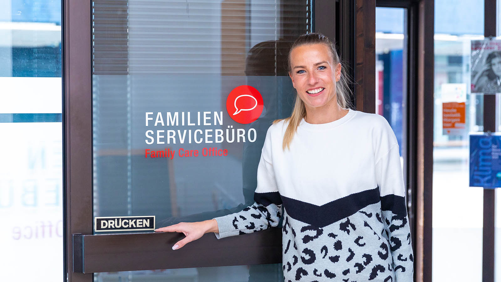 Eine Frau vor dem Familienservicebüro