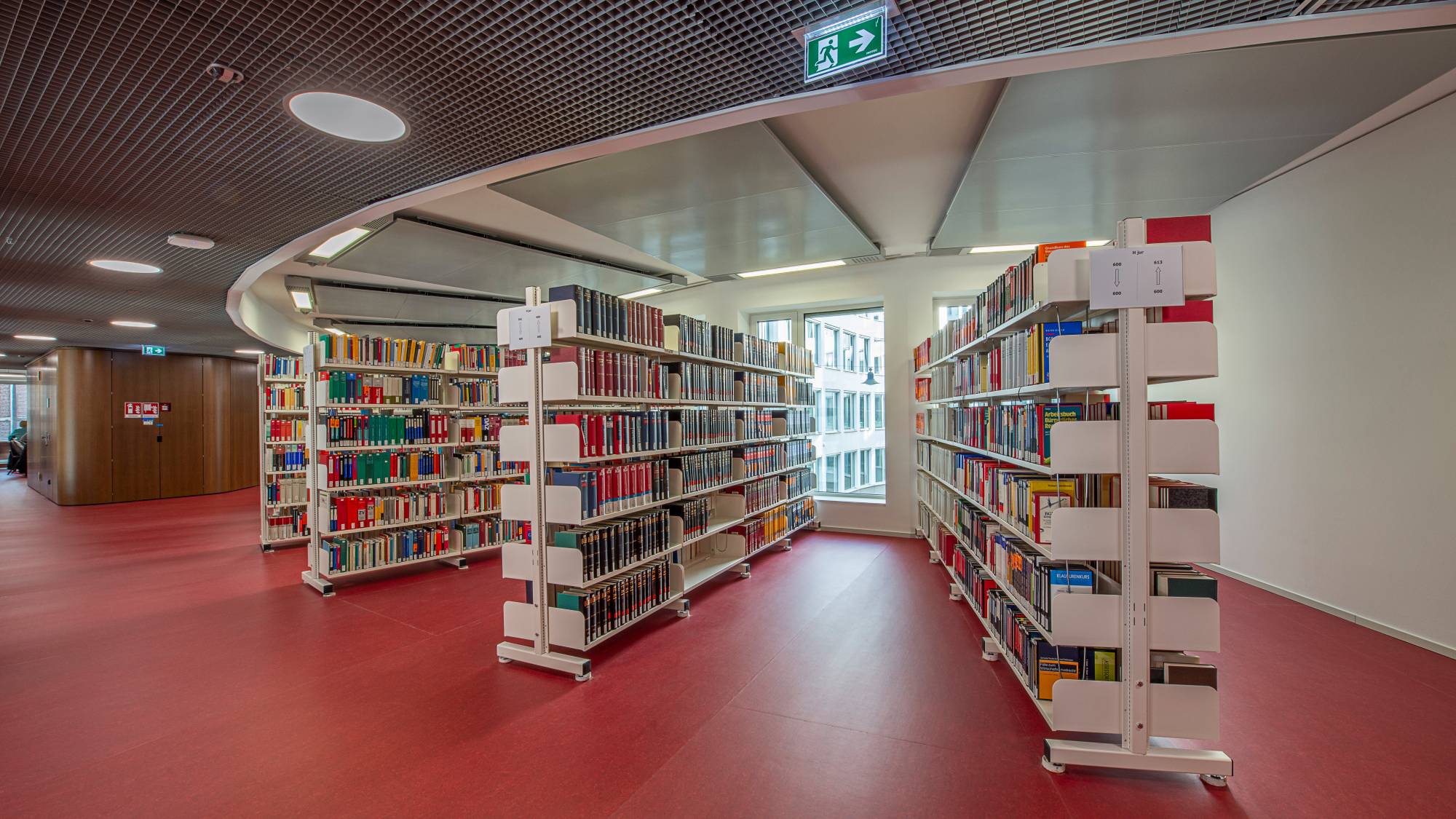 Bücherregale entlang der Fensterfront des Juridicums.