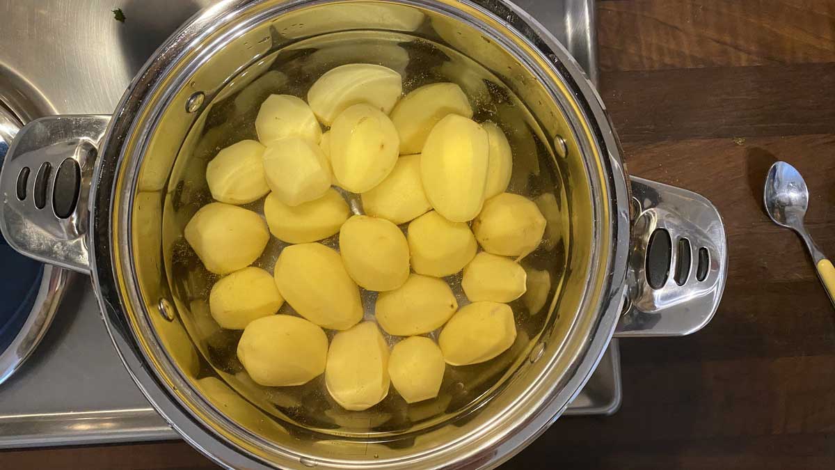 Geschälte Kartoffeln im Kochtopf