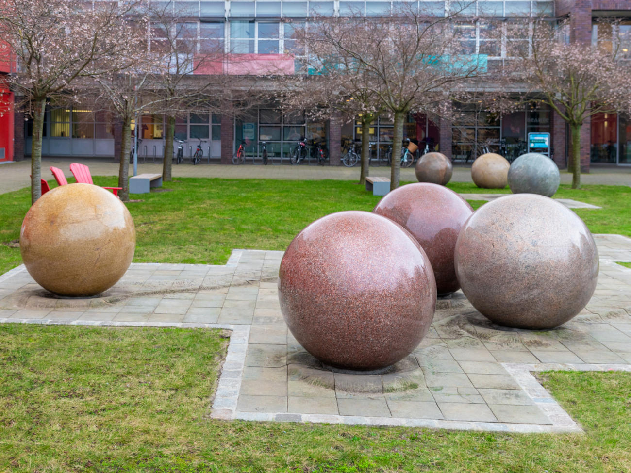 Kunstwerk Boule-Spiel auf dem Campus