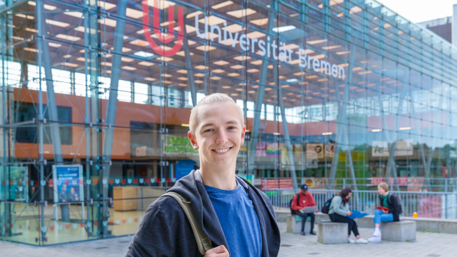 Michel Thorin Joswig vor der Glashalle