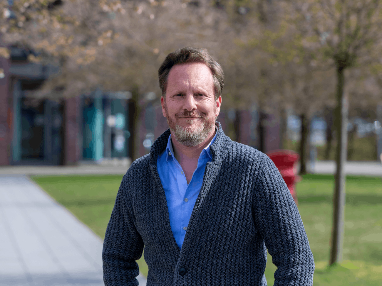 Holger Ruge stands in front of the administration building of the University of Bremen.