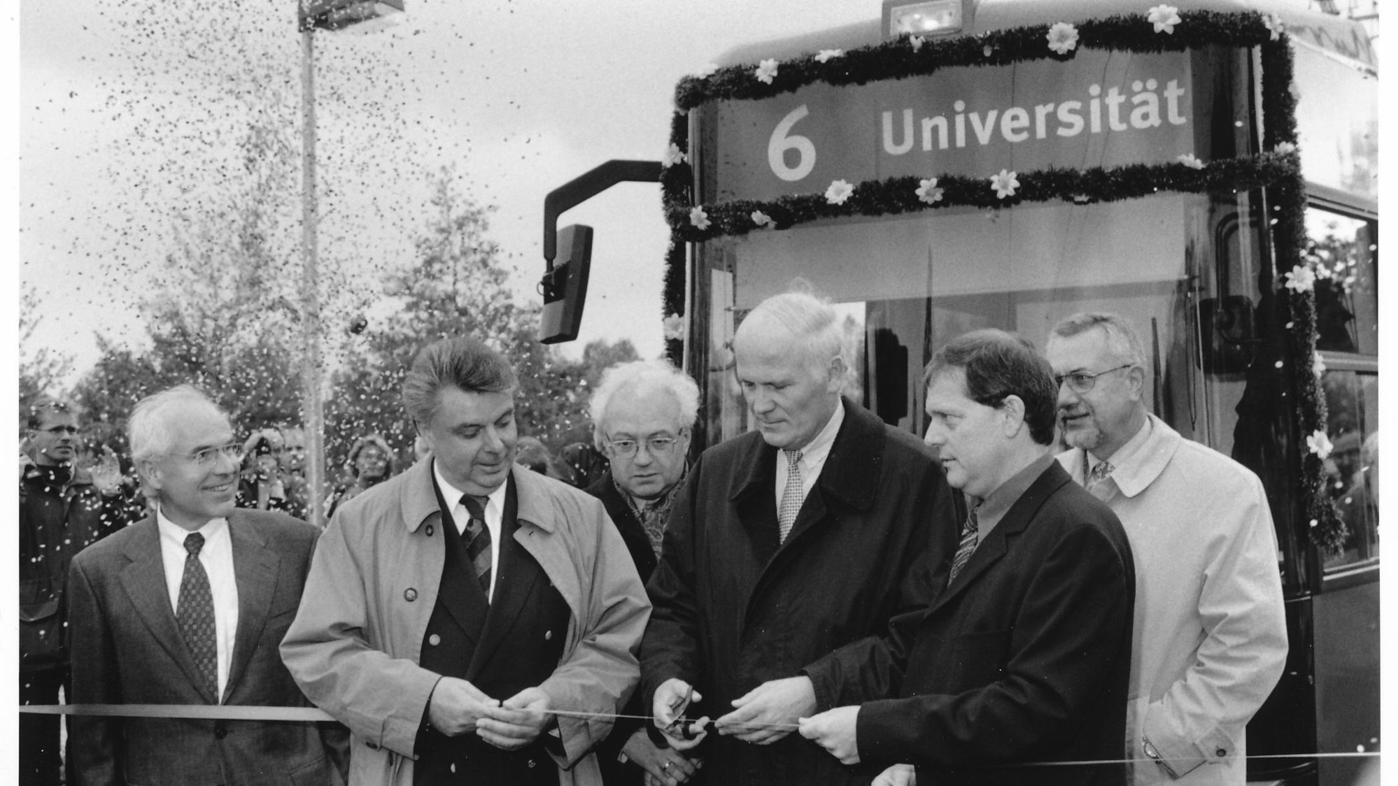 Feierlich wird ein Band zum Anlass der Erweiterung der Linie 6 zur Universität zerschnitten.