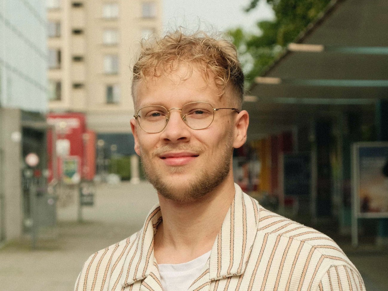 Ein Mann mit Brille schaut in die Kamera.