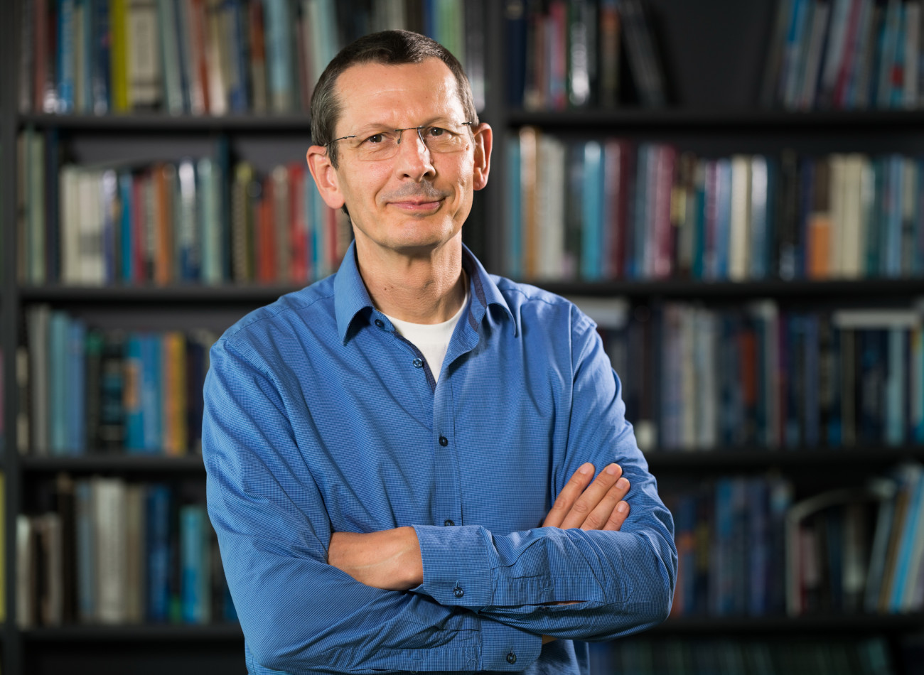 Michael Schulz in front of a bookshelf