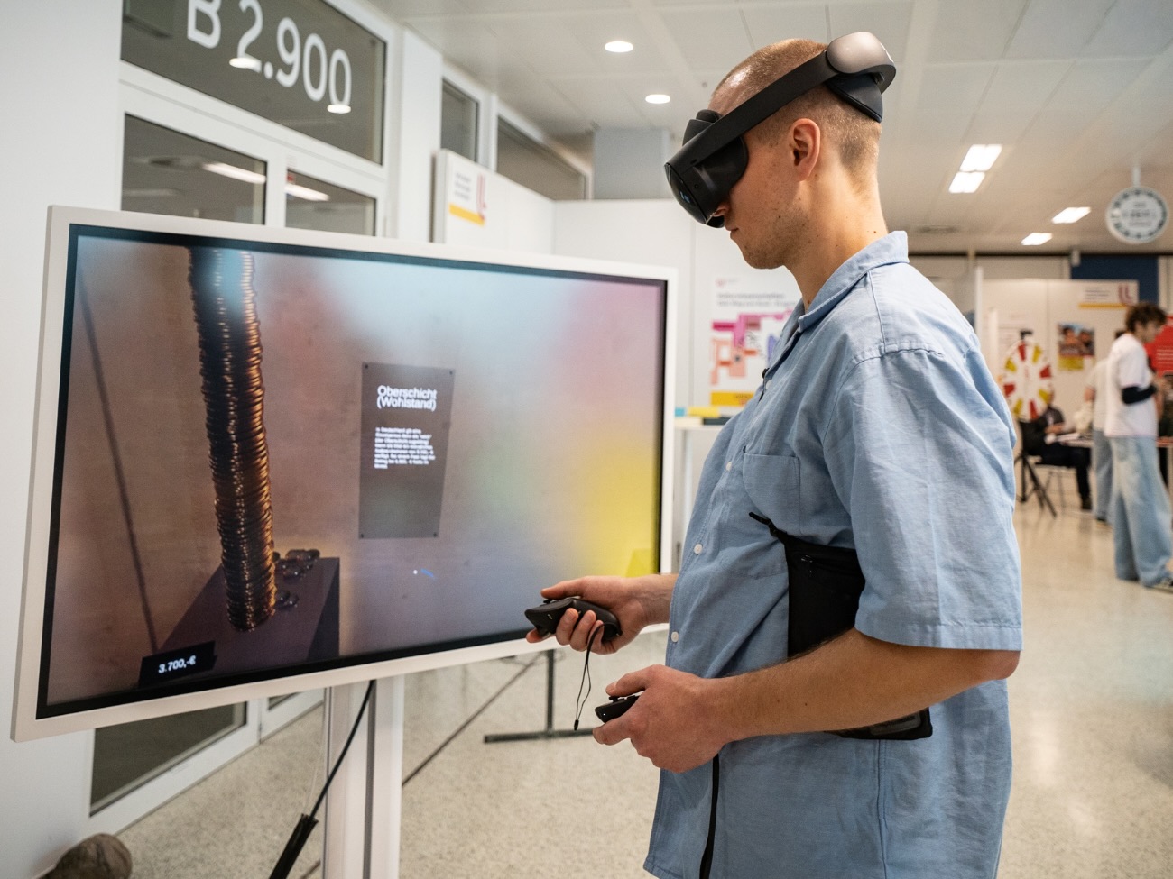 A person is standing in front of a screen wearing a VR-Headset.