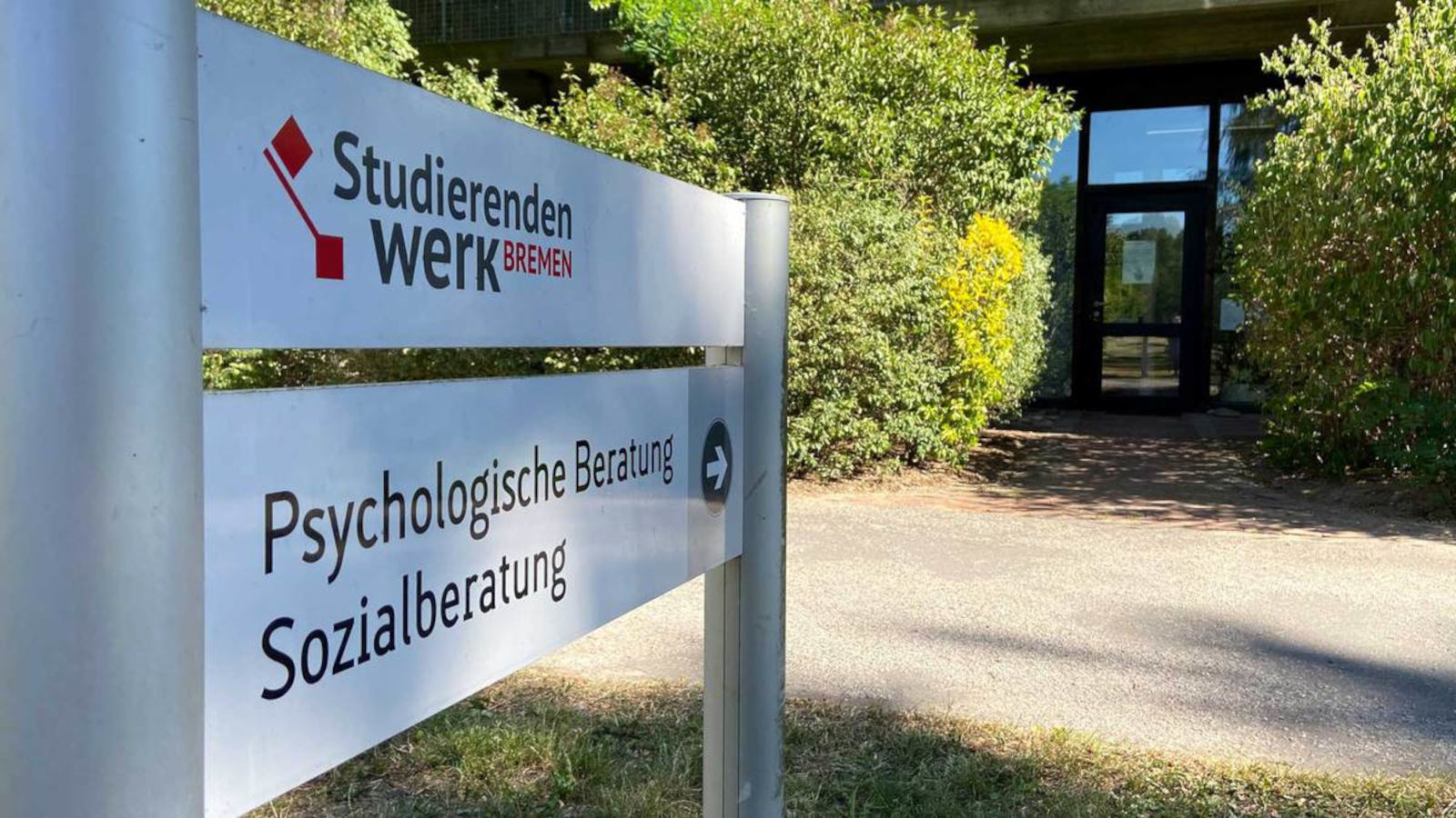 Richtungsweisendes Hinweisschild mit der Aufschrift Psychologische Beratung Sozialberatung