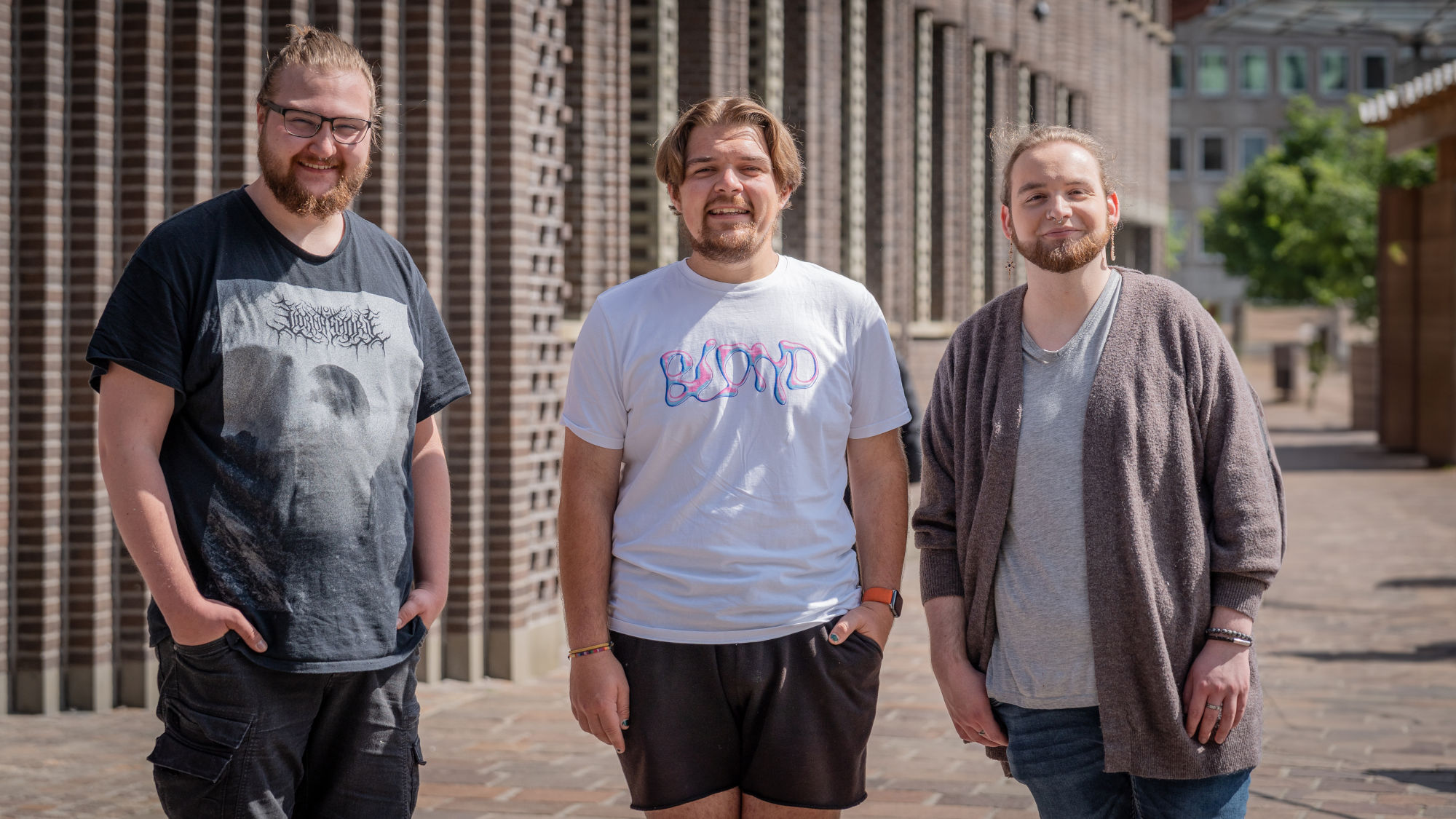 Drei Studierende stehen vor dem zukünfitgen Uniforum am Domshof in Bremen.