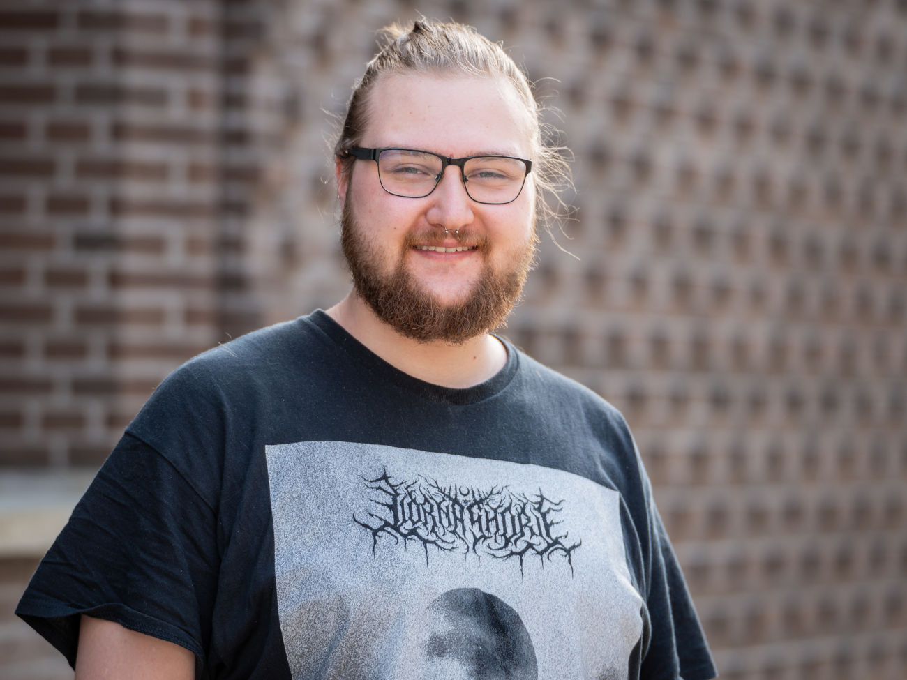 Ein junger Mann steht vor dem Gebäude des Uniforums am Domshof.