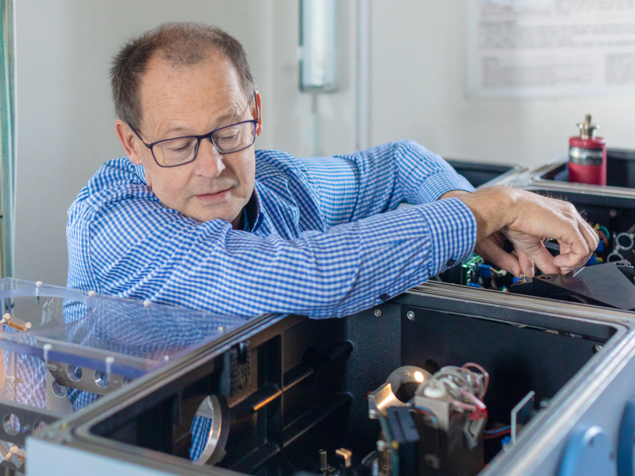 Justus Notholt beim Überprüfen des Fourier-Transform-Infrared-Spektrometers
