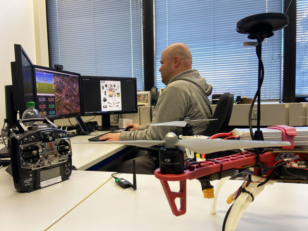 Swen Rengers works at a desk with three screens