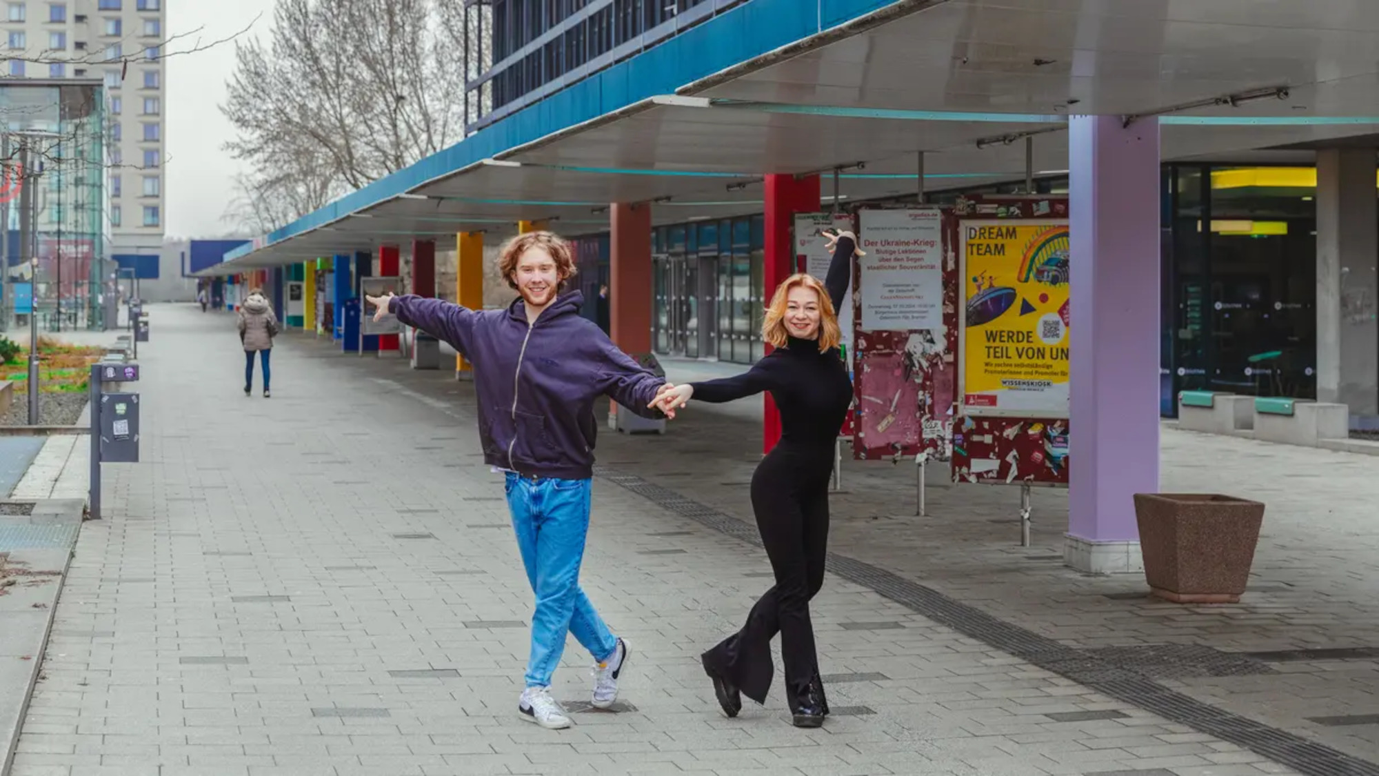 Tabea und Jakob sind auf dem Boulevard in einer Tanzpose zu sehen.