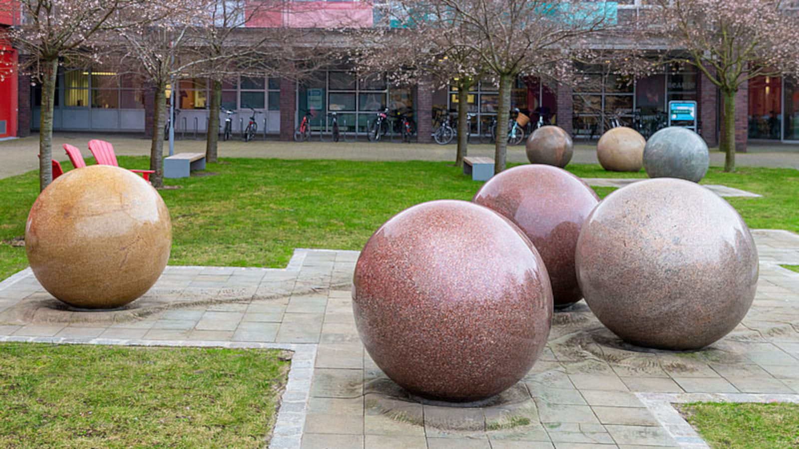 Eine Skulptur aus acht großen Granitkugeln vor dem Verwaltungsgebäude.