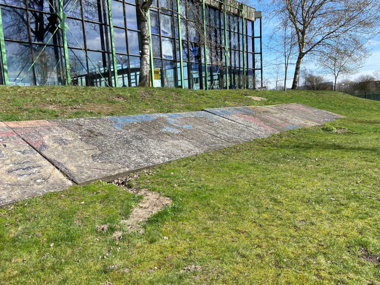 Die bemalten Betonplatten zwischen Uni-Bad und SFG