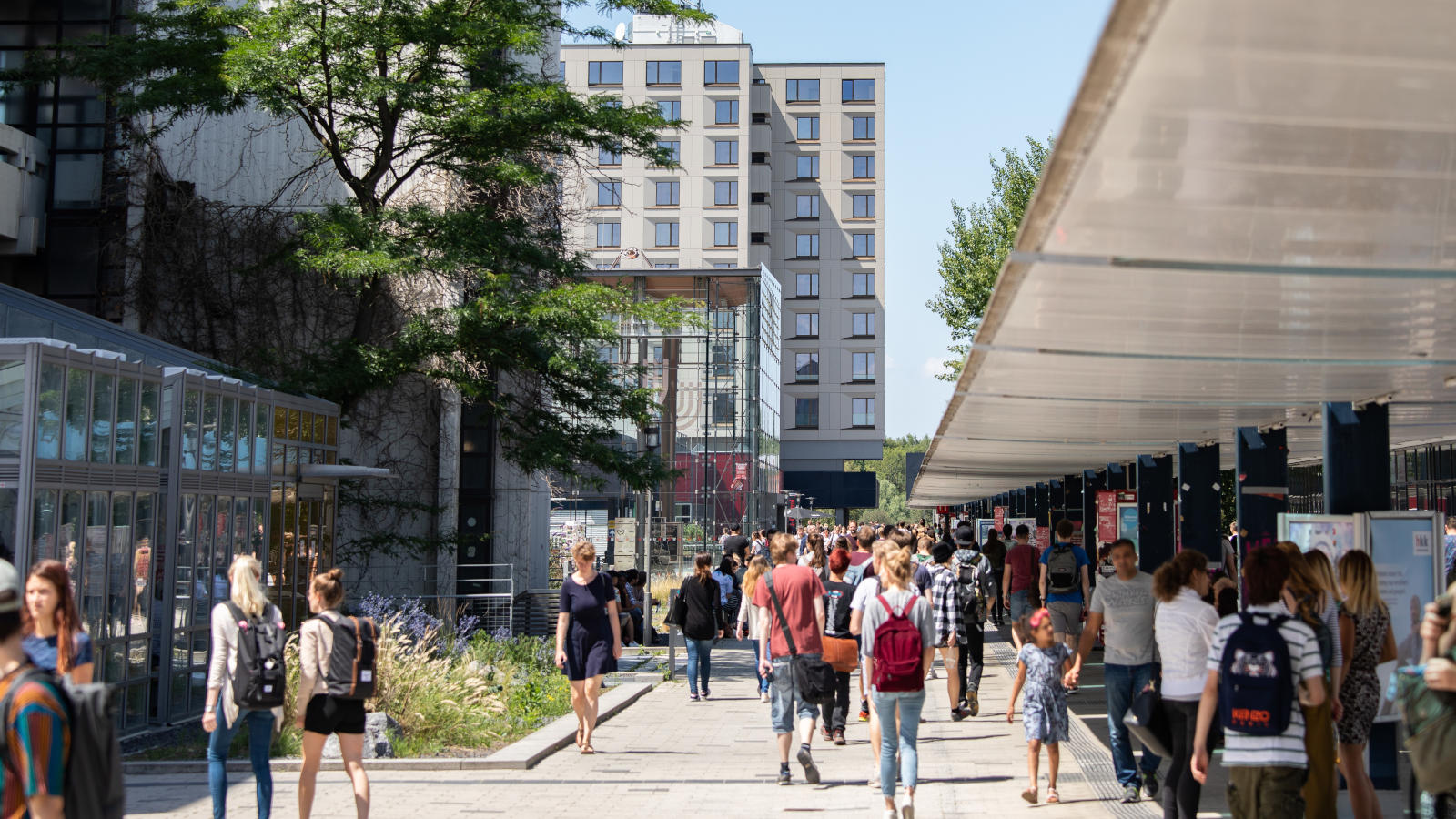 Blick auf den mit Menschen gefüllten Universitäts Boulevard