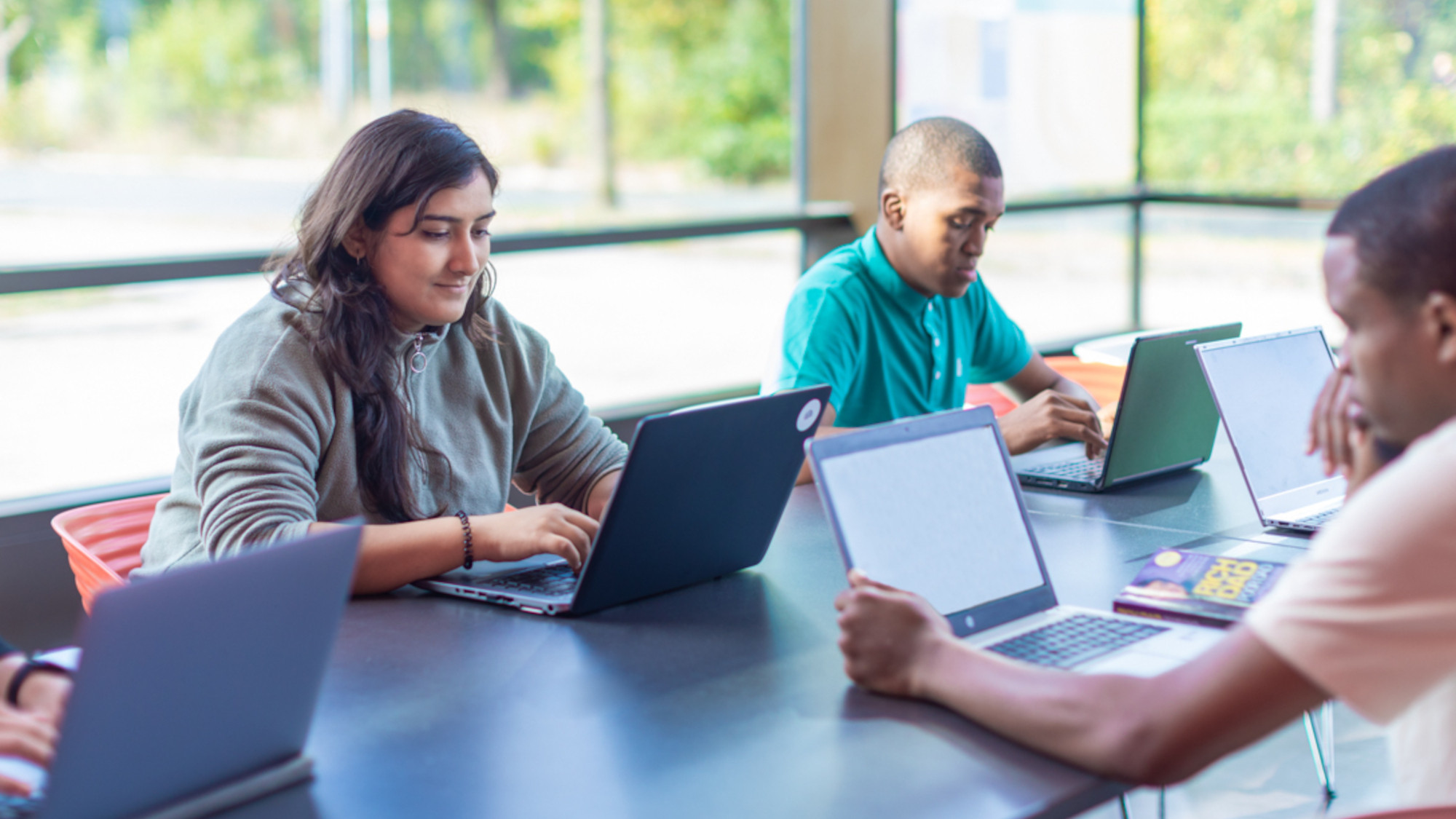 Studierende sitzen vor ihren Laptops im MZH und lernen.