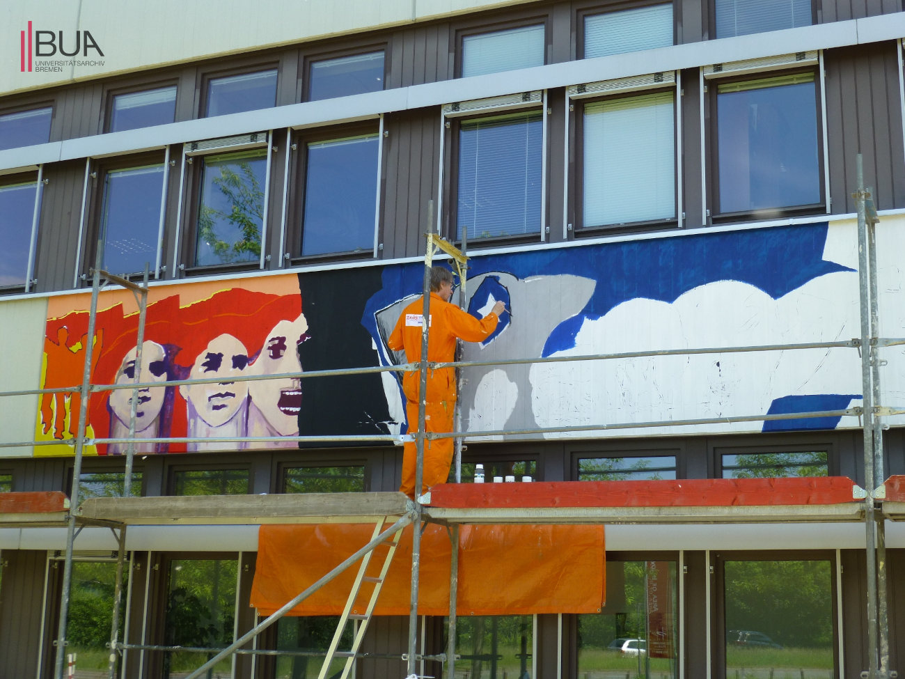 Künstler Jub Mönster rekonstruiert das Wandbild am GW 1