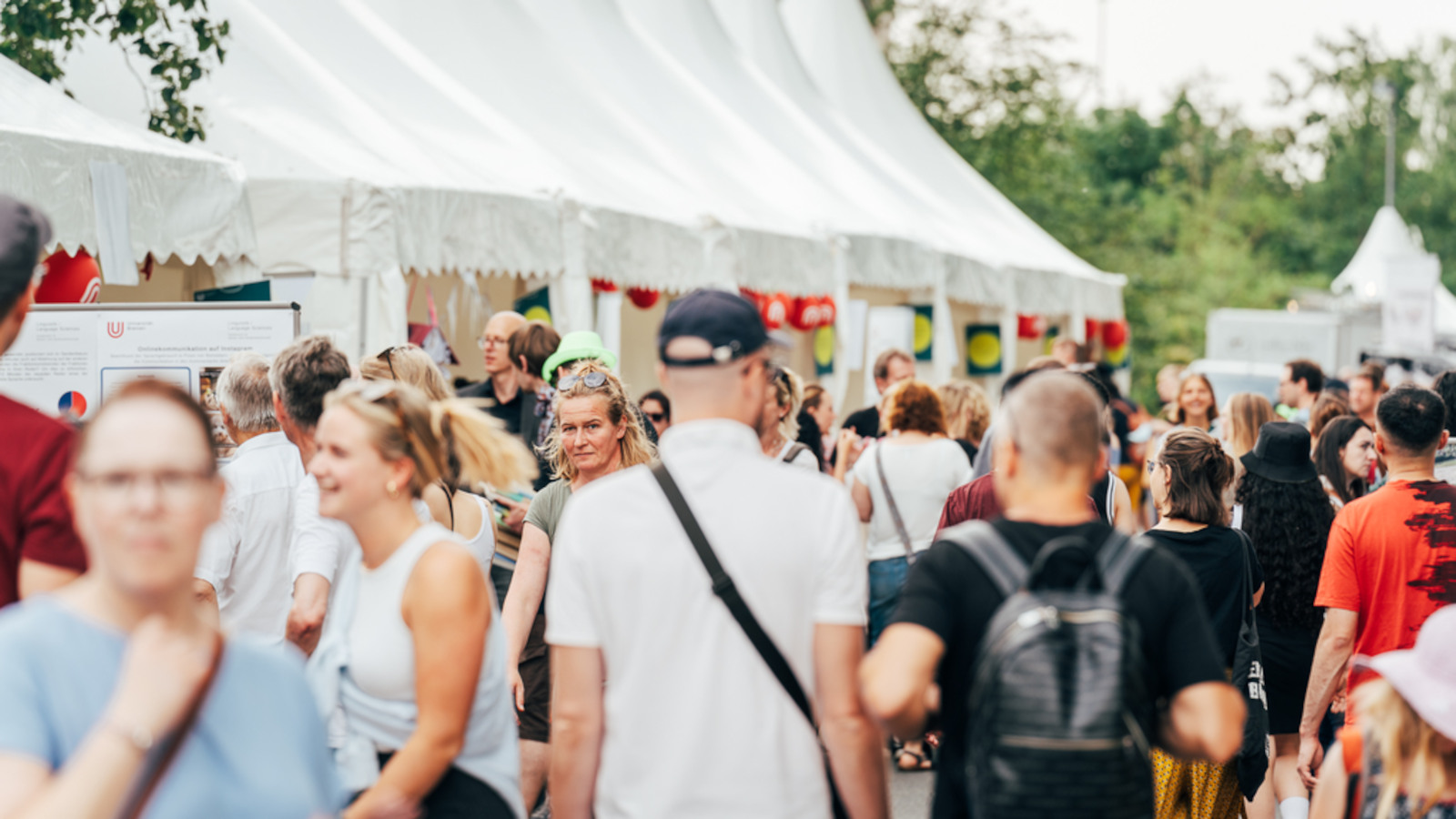 Many visitors of the OPEN CAMPUS between the pagodas