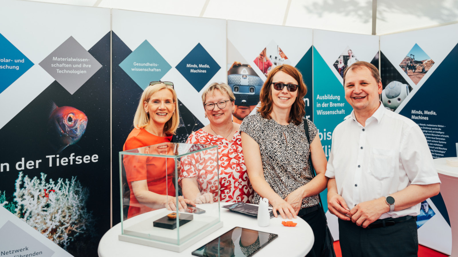 The University Executive Board at the U Bremen Research Alliance stand