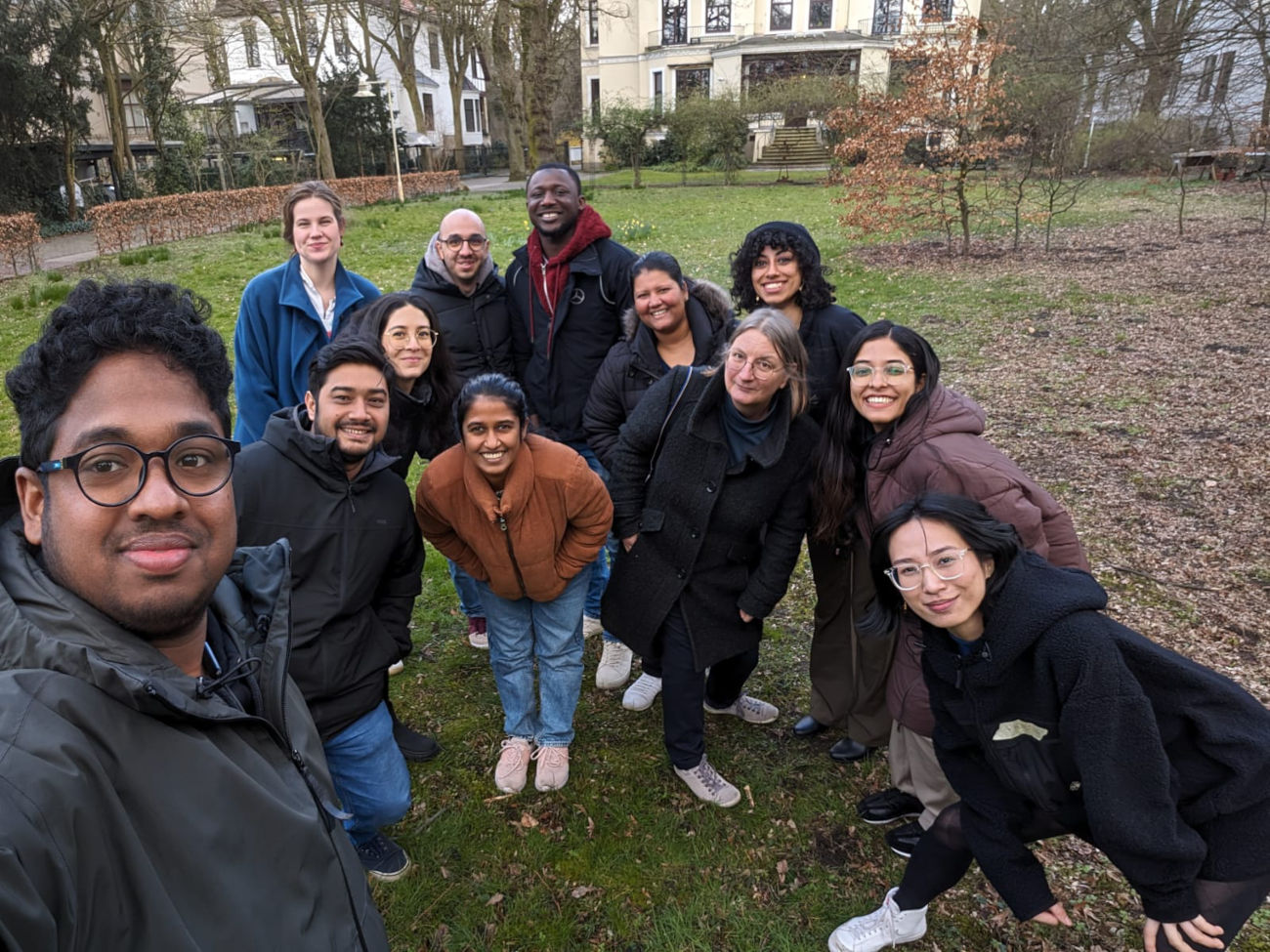 Gruppenfoto von den internationalen Studierenden und Jutta Paal