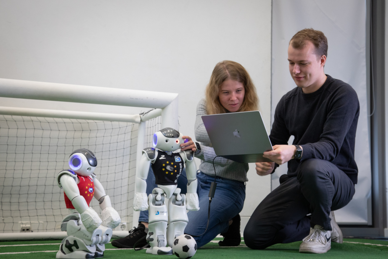 Die Studierenden Ayleen Lührsen und Jo Lienhoop beim Feintuning.