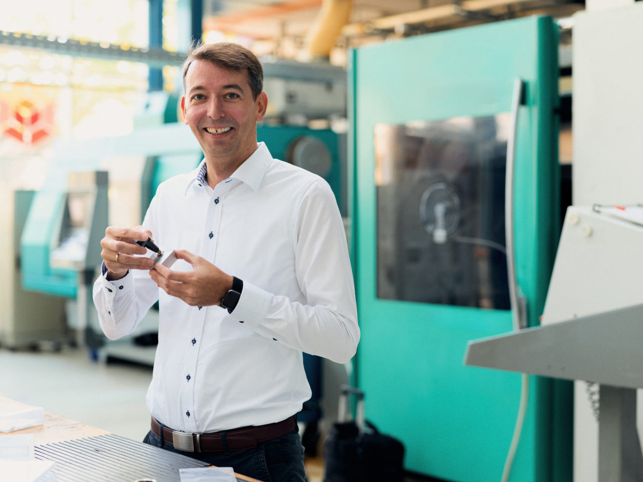 Daniel Meyer holds a research object up to the camera