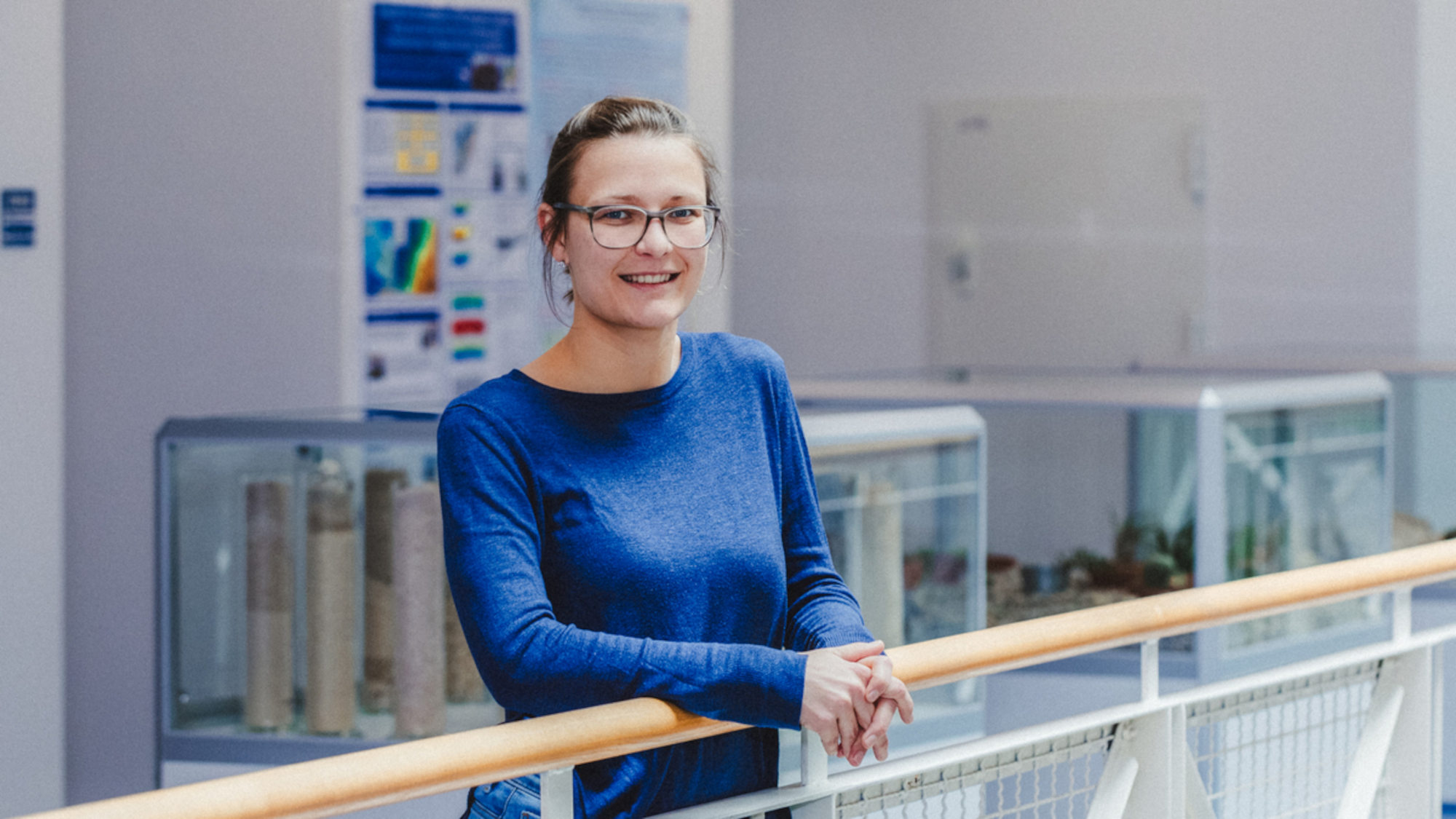 Ella Schmidt lehnt an einem Geländer.