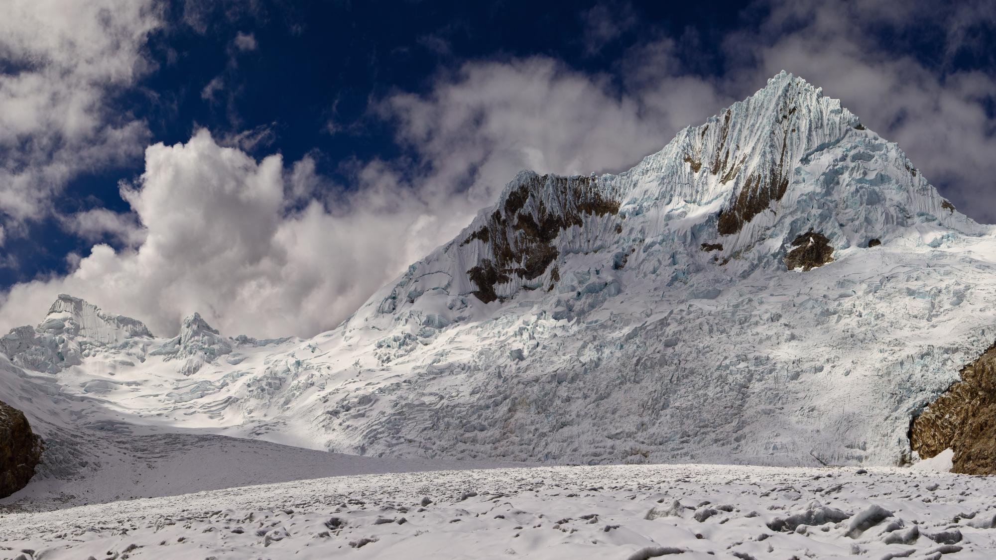 Ein Gletscher vor einem wolkigen Himmel.