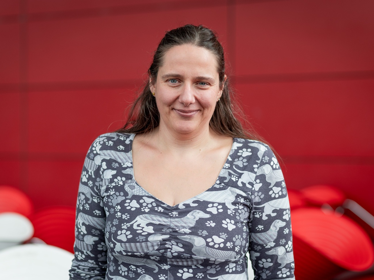 Eine Frau lächelt in die Kamera