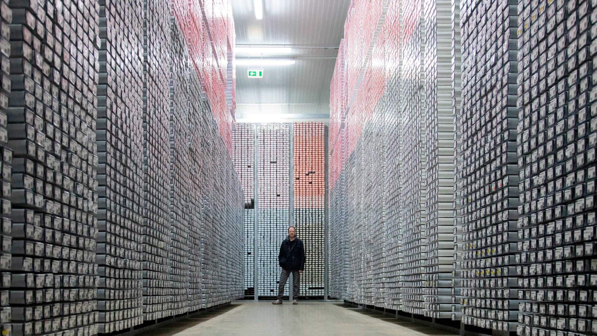 Kai-Uwe Hinrichs steht im Bohrkernlager des MARUM