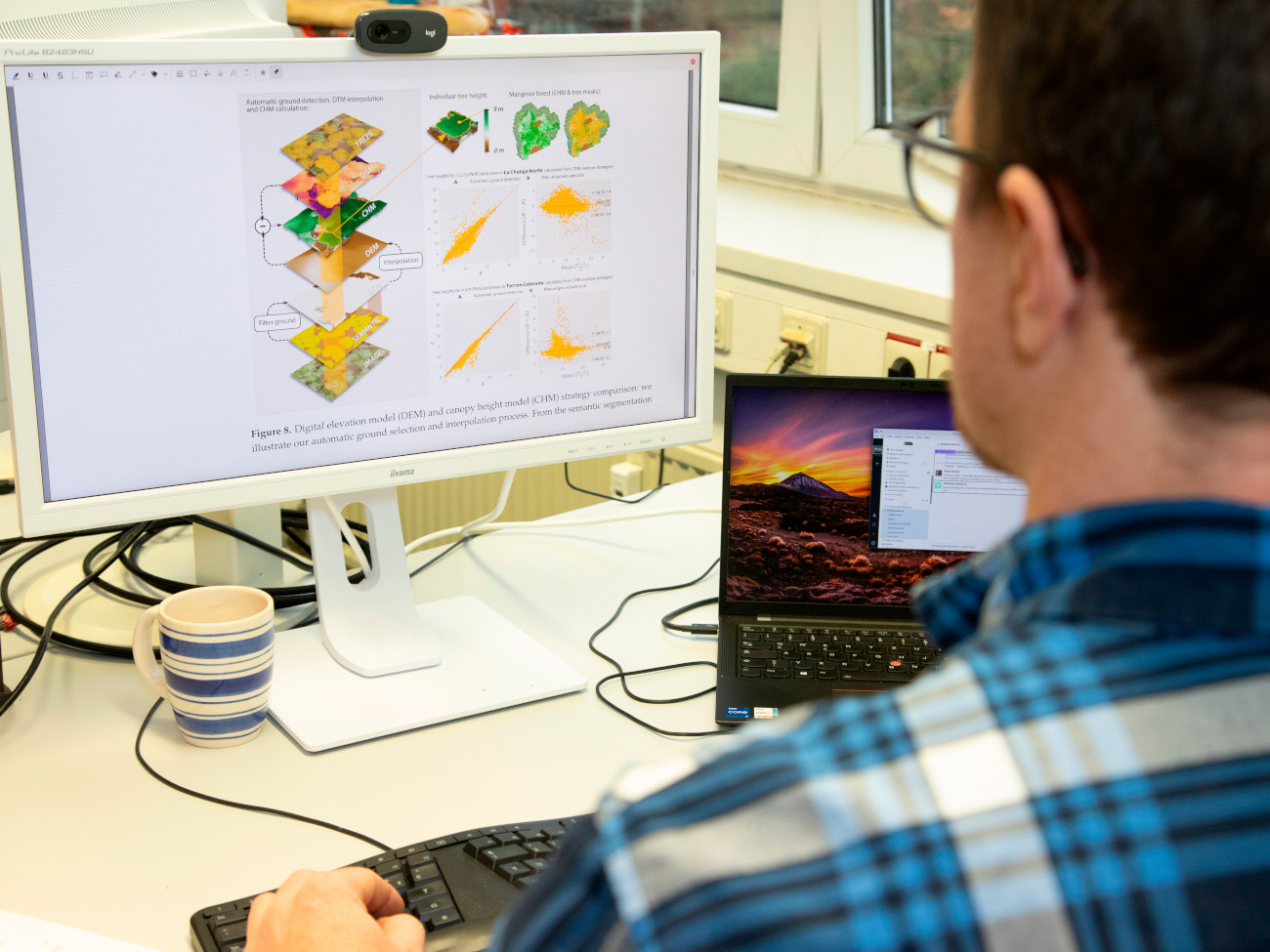 Daniel Schürholz erstellt am Computer ein Waldinventar