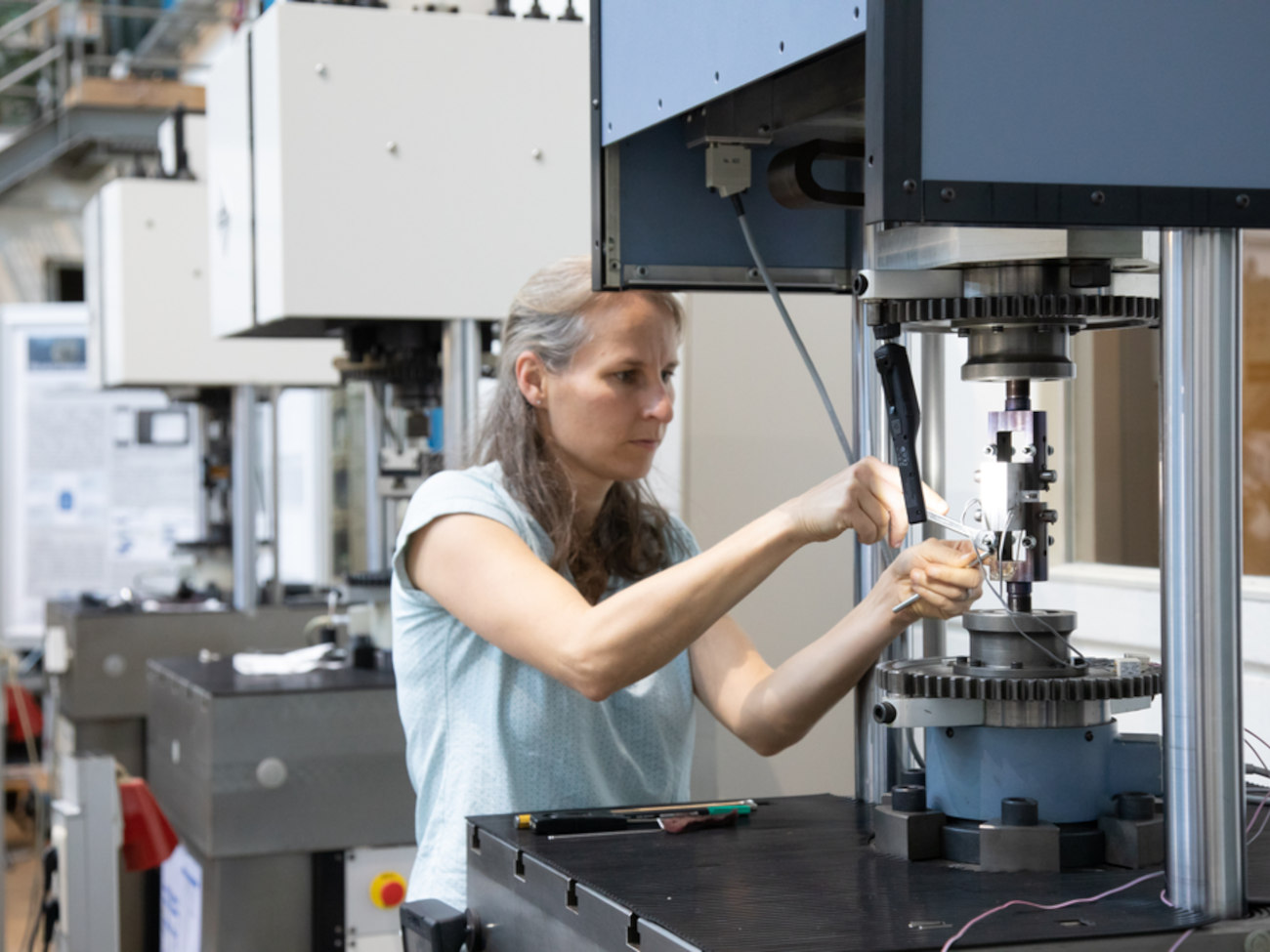 Vera Friederici an der Schwingprüfmaschine