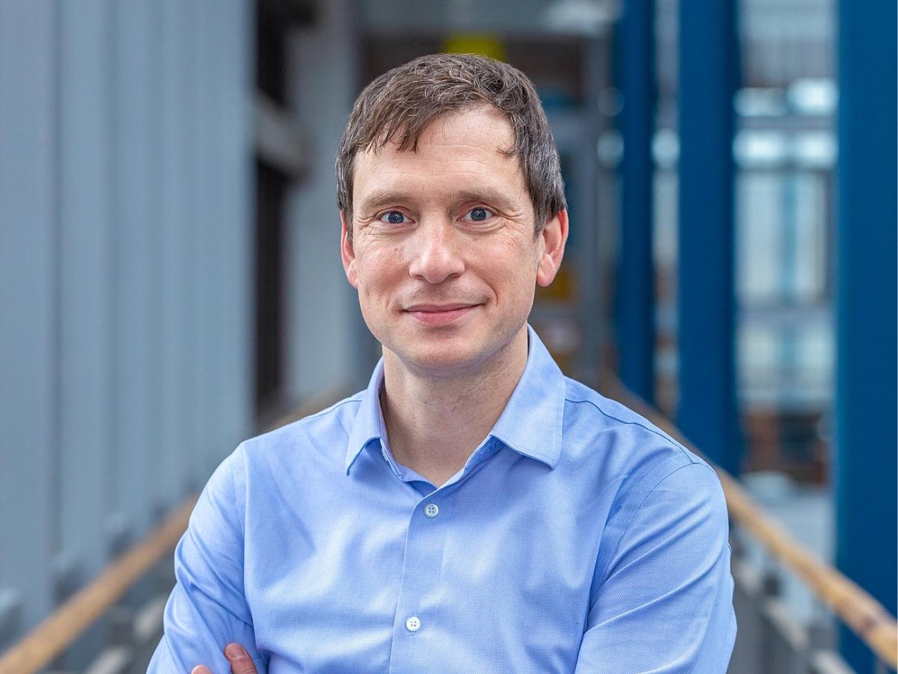 Portraitfoto vom lächelndem Prof. Dr. Björn Lüssem.