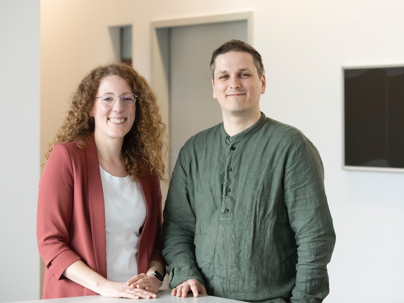 Doctor Saskia Müllmann und Professor Doctor Martin Mundt are both smiling into the camera.