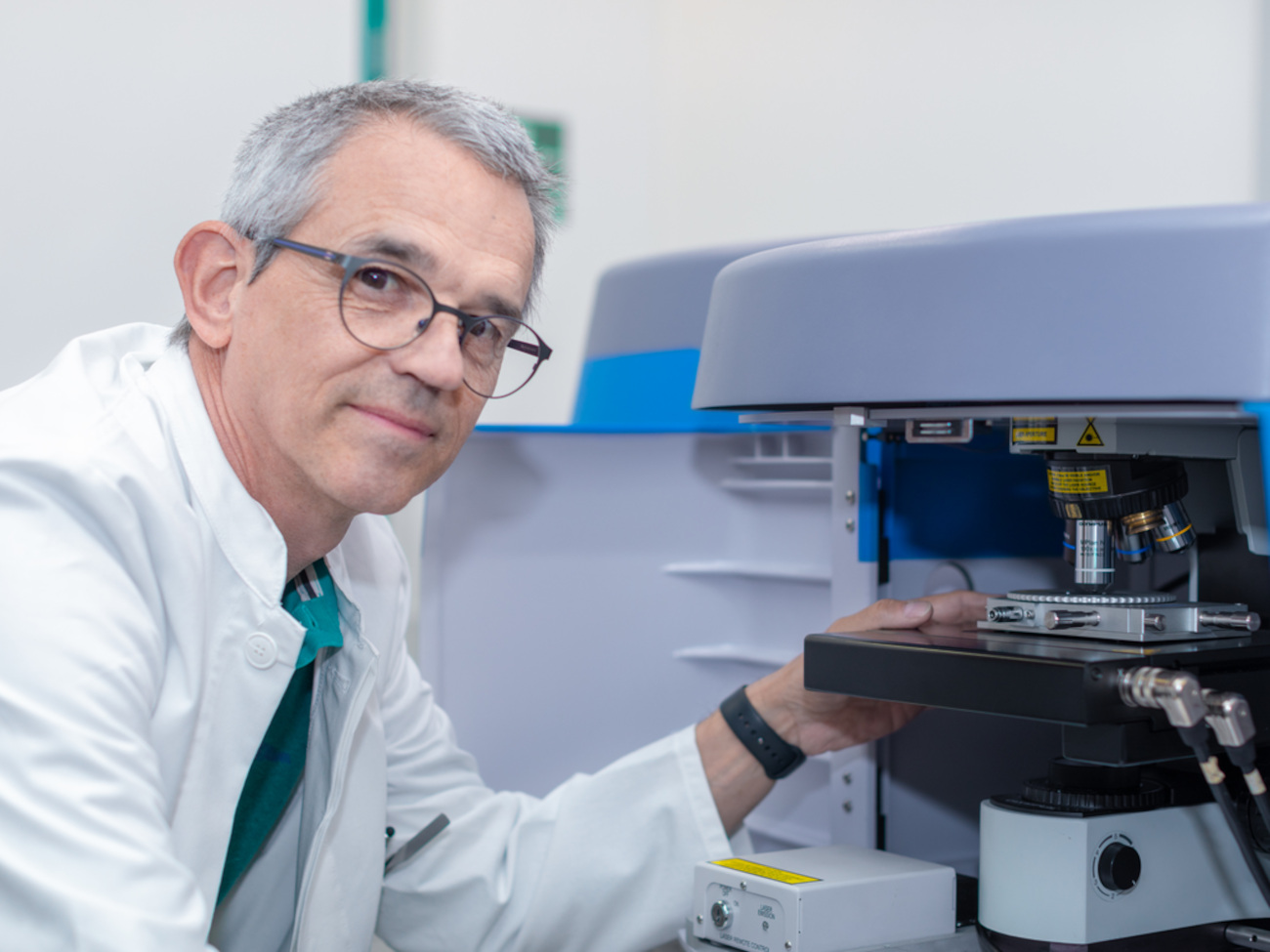 Thorsten Gesing working with a Raman spectrometer