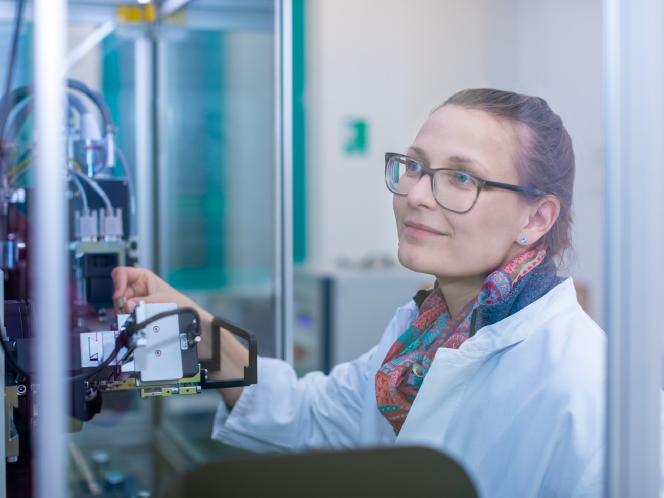 Ella Schmidt during an X-ray diffraction.