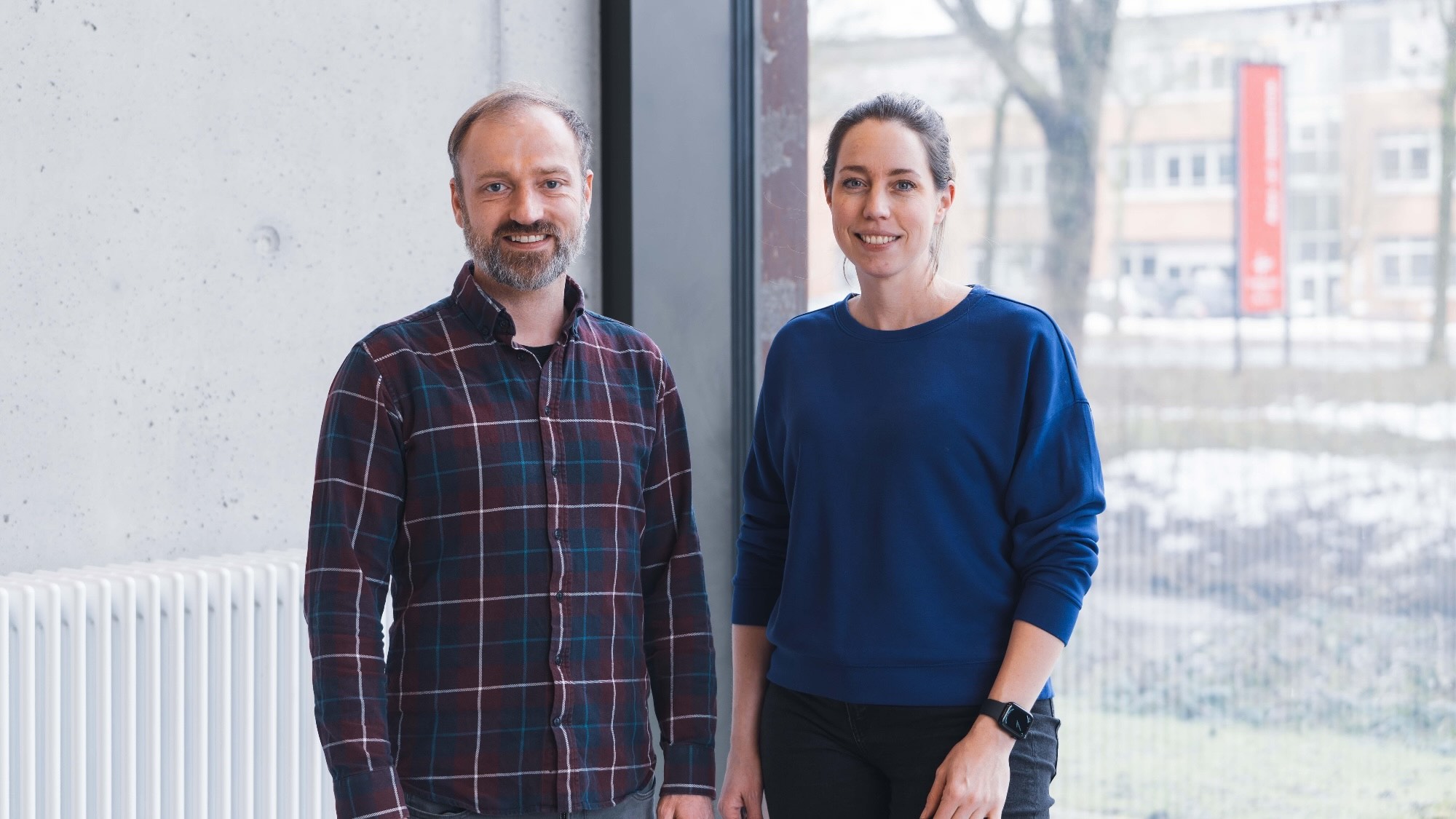 Kevin Becker und Charlotte Kleint stehen nebeneinander und lächeln in die Kamera.