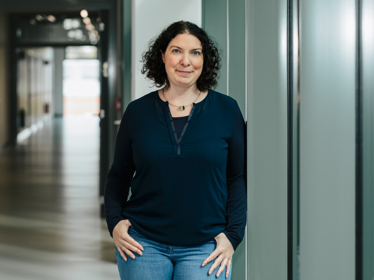 Eine Frau lächelt in die Kamera.