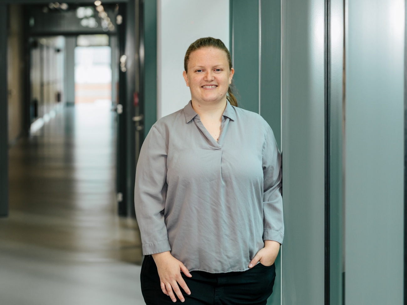 Eine Frau lächelt in die Kamera.