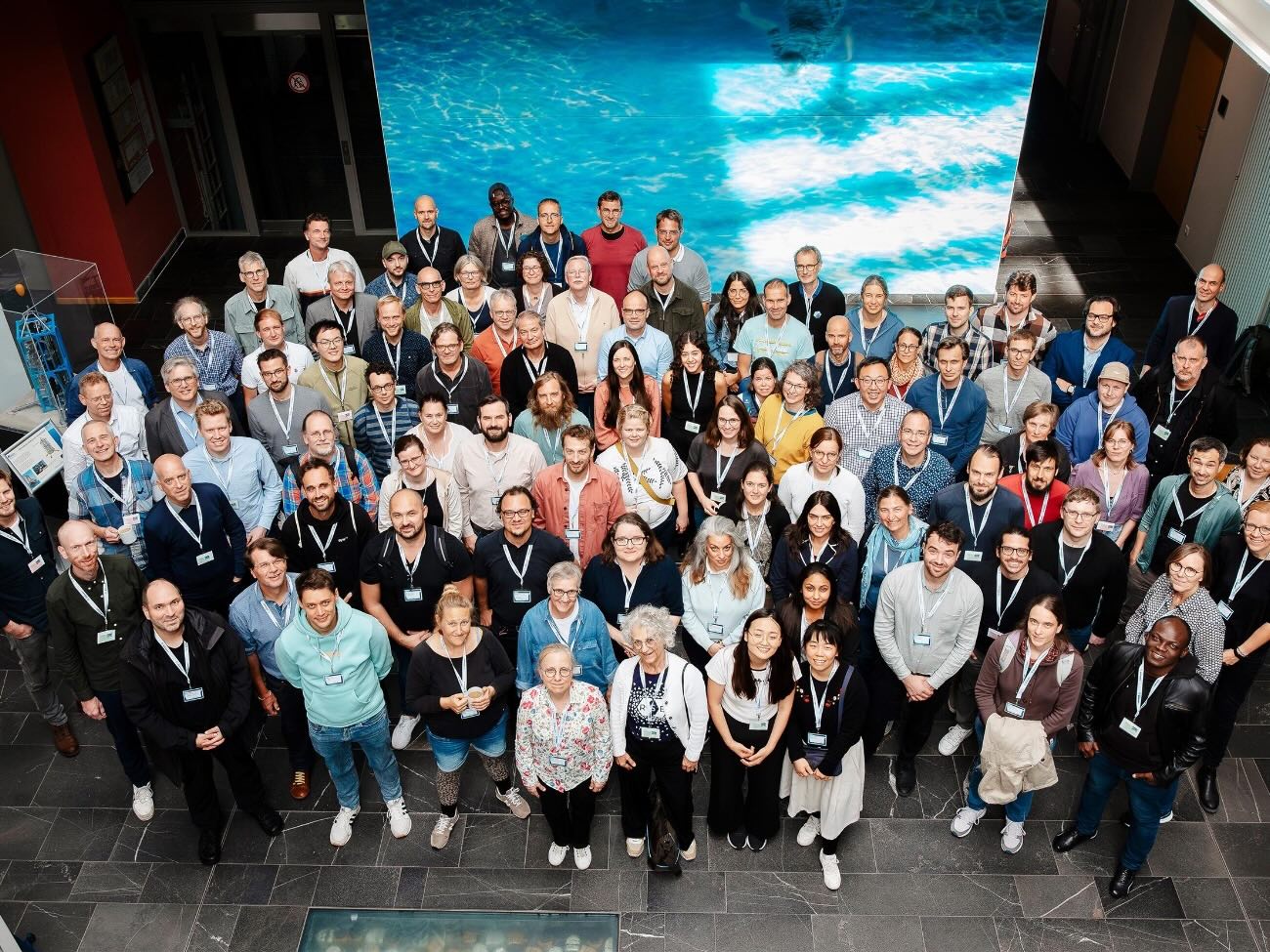 A photo taken from above showing the numerous researchers from the NFDI4Biodiversity and NFDI4Earth consortia.