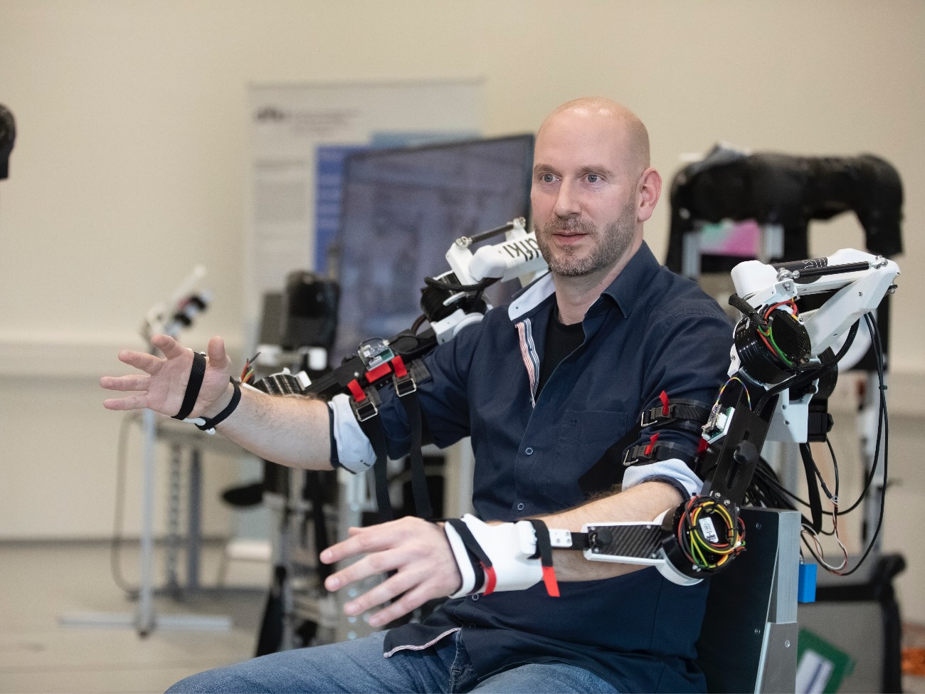 Mark Tabie sitzt in einem maschinellen Exoskelett.