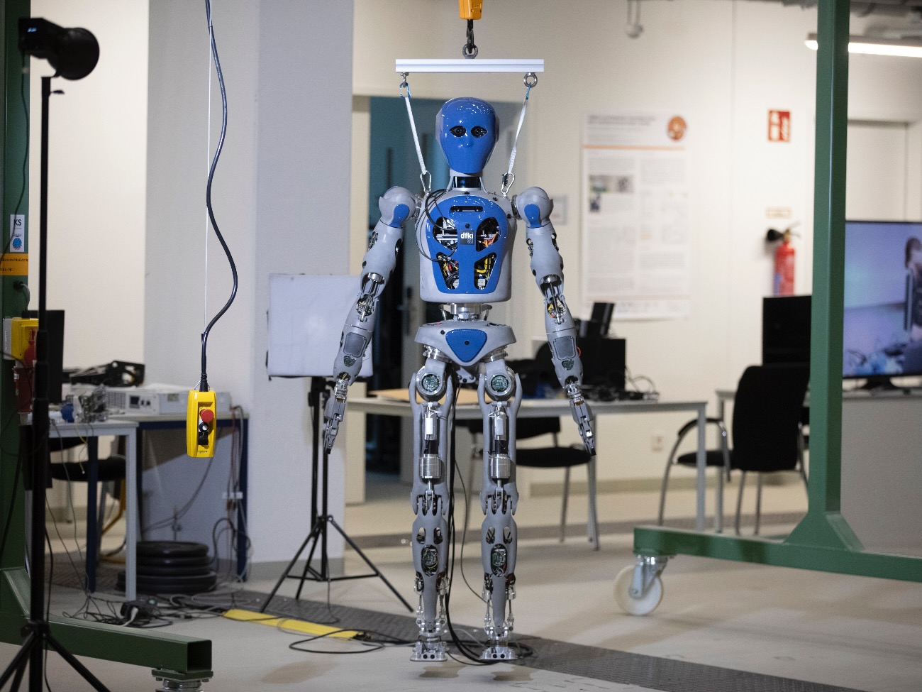 Ein Bild vom gerade stehenden humanoiden Roboter RH5.