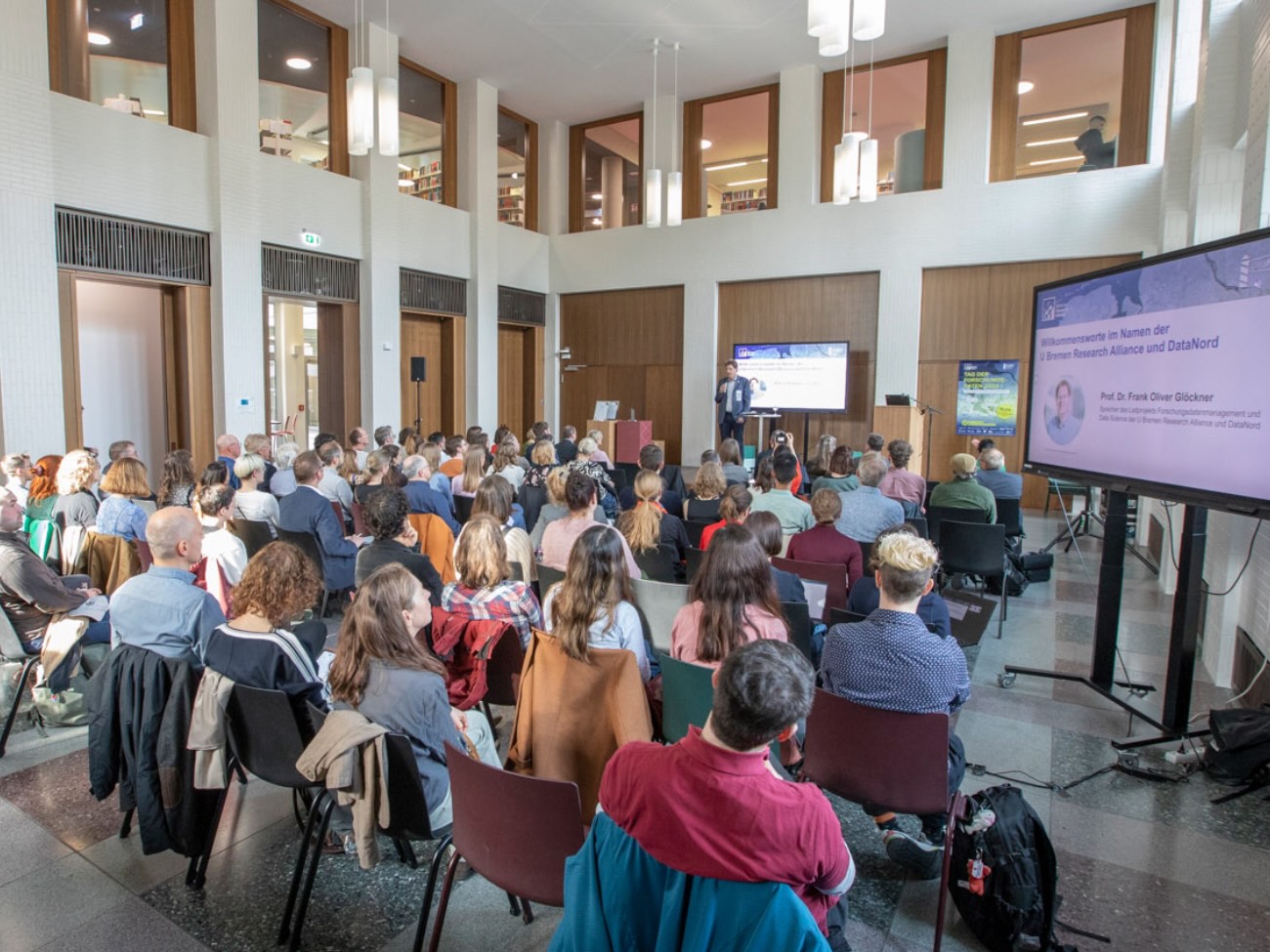 A group of people is listening to a lecture at the Forum at Domshof in Bremen.
