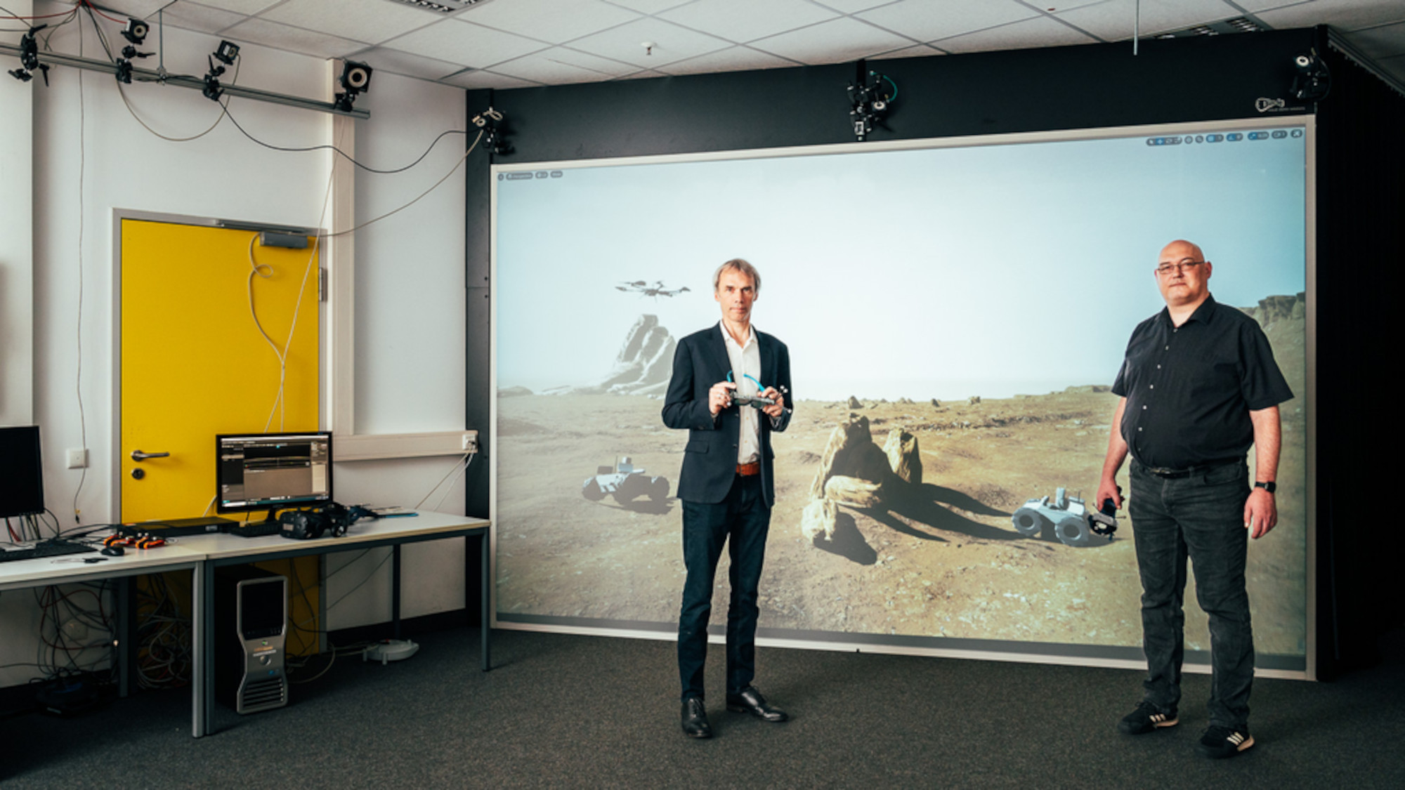 Gabriel Zachmann und René Weller im Virtual Reality Lab