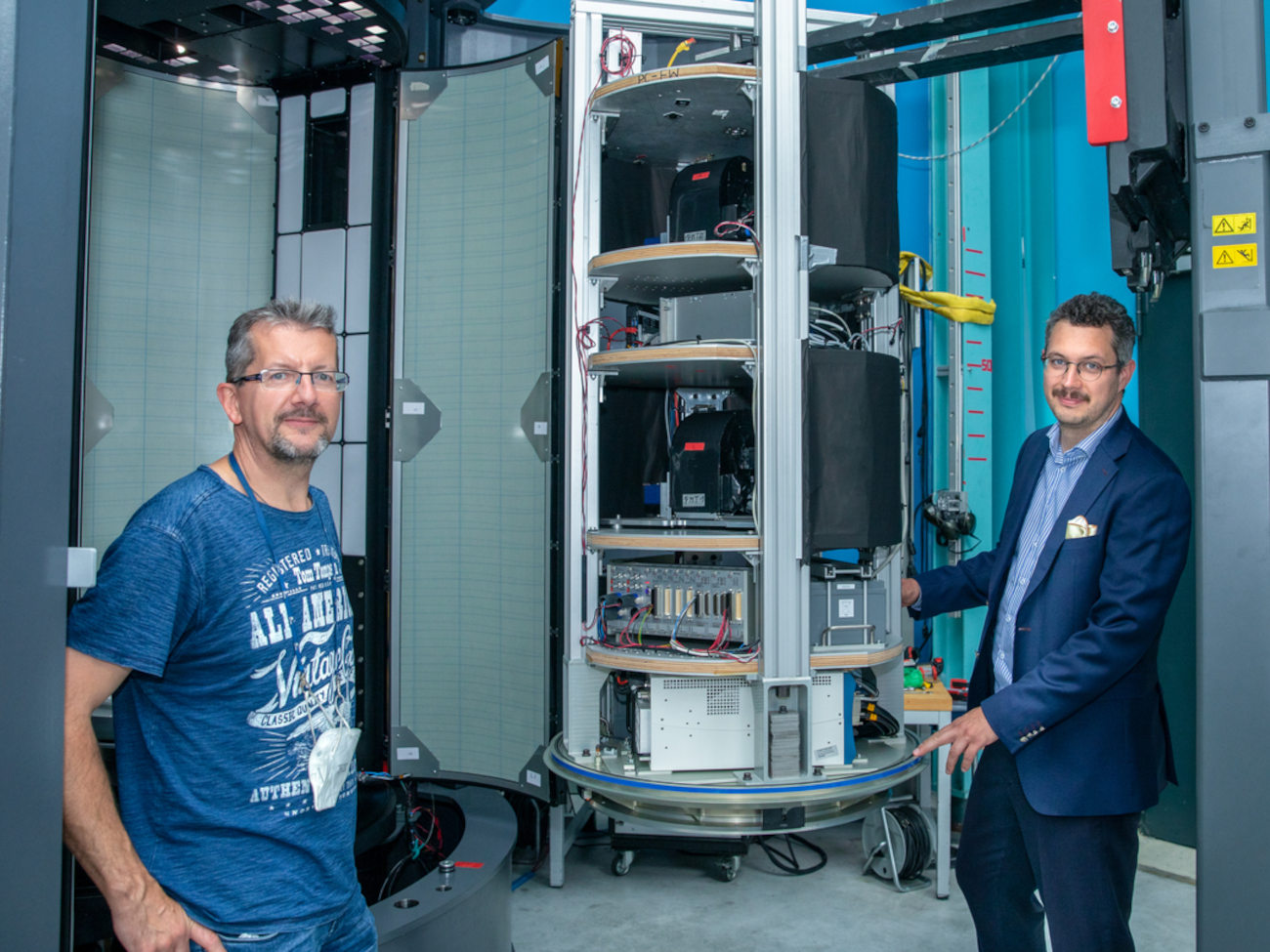 Andreas Gierse und Dieter Bischoff zeigen die Elektronik des GraviTowers