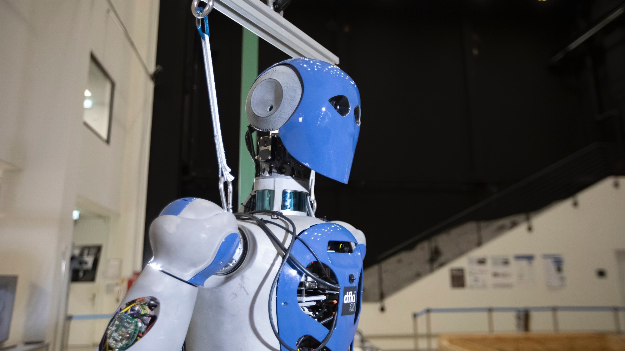 Das Seitenprofil des Oberkörpers eines humanoiden Roboter.