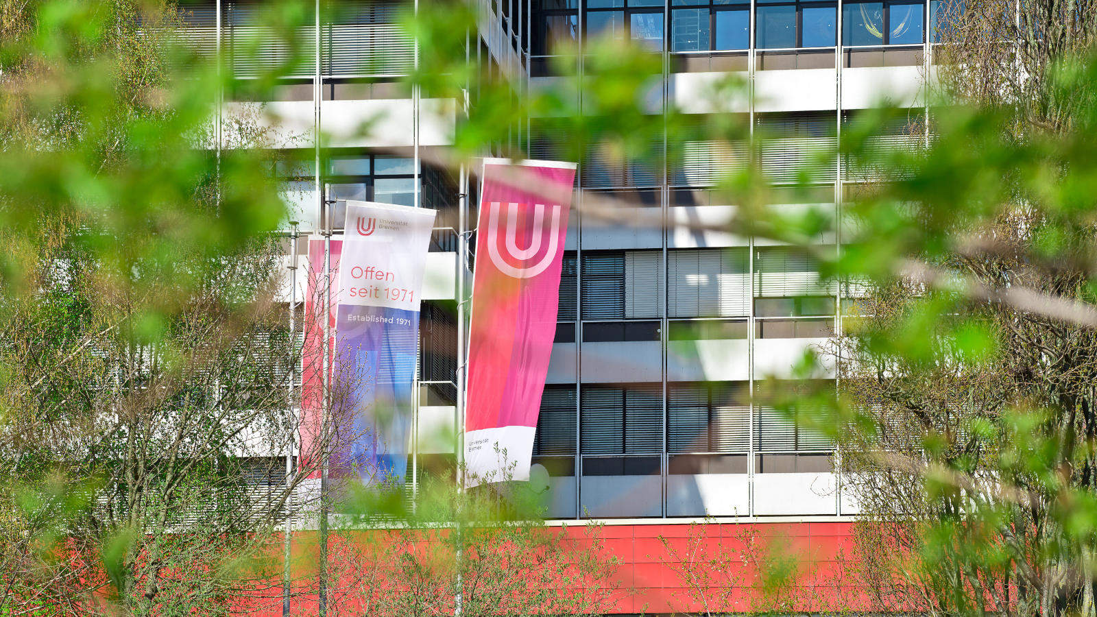 Blick auf Uni-Flaggen vor dem MZH