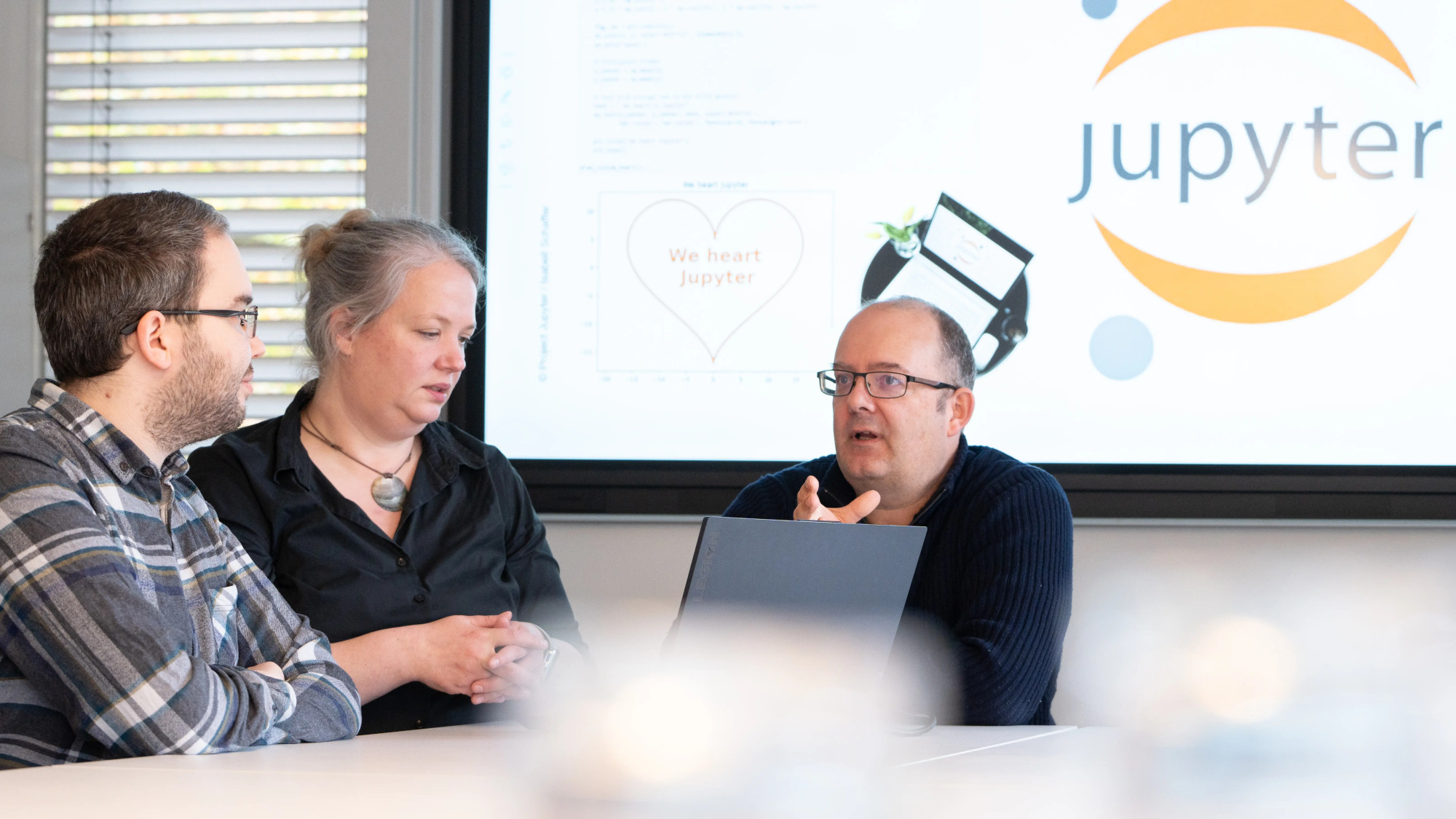 Isabell Schaffer, Marcel Meissner und Heiko Pälike sitzen an einem Tisch und unterhalten sich