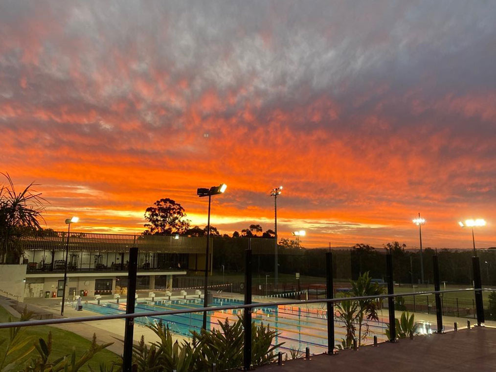 Ein Sonnenuntergang über einem Freibad