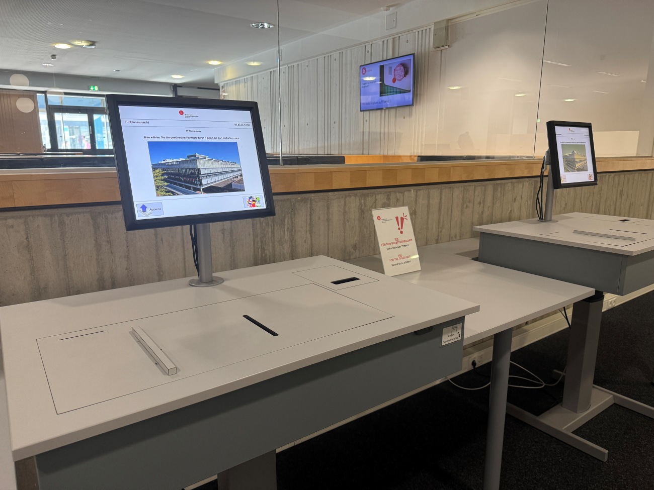 Zwei Ausleihstationen im Empfangsbereich der Bibliothek.